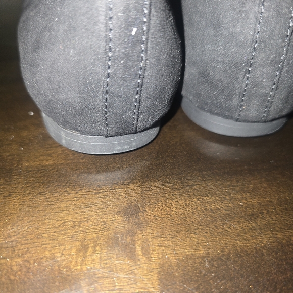 Kenneth Cole black suede and feather flats never-worn - Picture 2 of 9